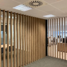 División en madera natural para oficina sala reuniones