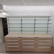 CAJONERA CON PANELADO DE CREMALLERA ESTANTES DE CRISTAL