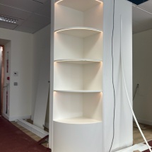 ESTANTERIA ILUMINADA CURVA